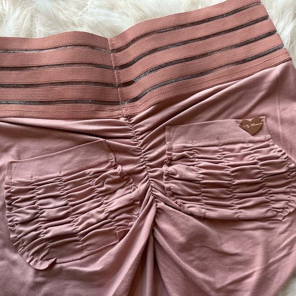 Cute Booty Lounge - Legging Capris - Picture 3 of 3